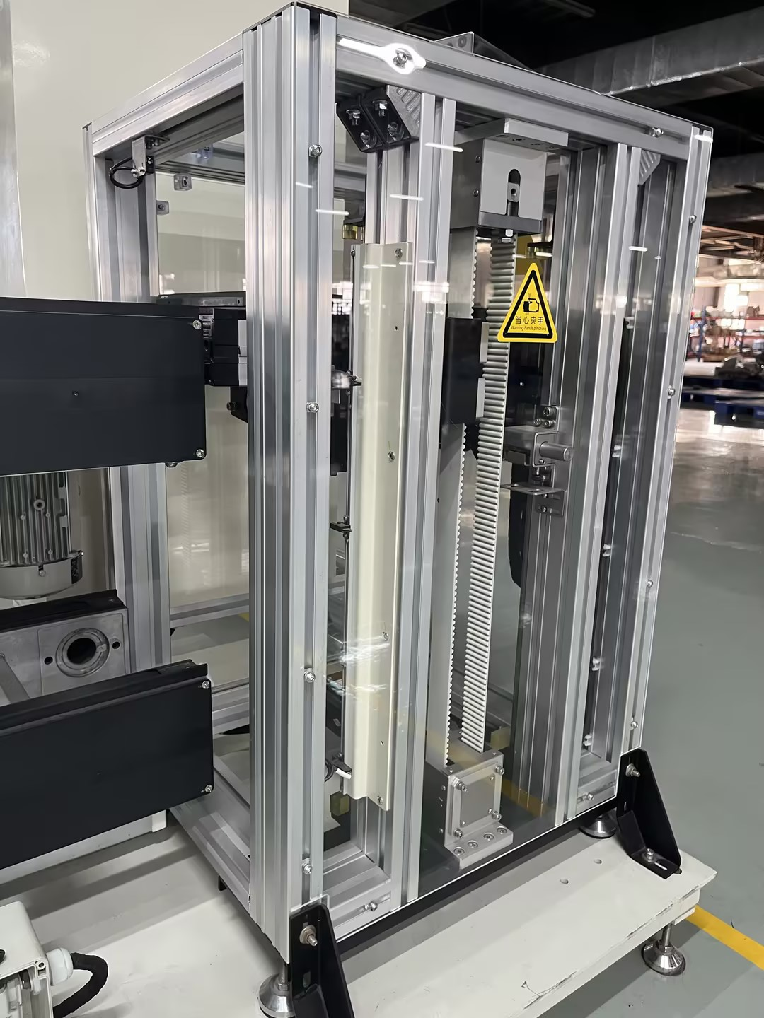 Elevators designed on demand to adapt pallet conveying to your plant Image 2-20.png