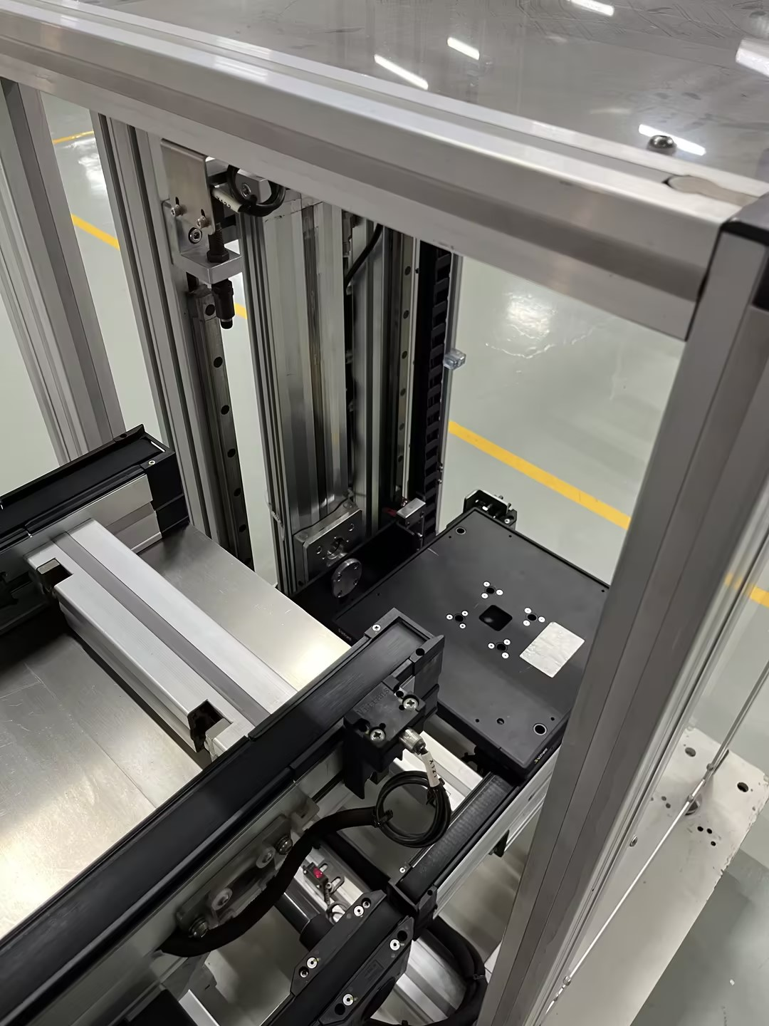 Elevators designed on demand to adapt pallet conveying to your plant Image 3-21.png