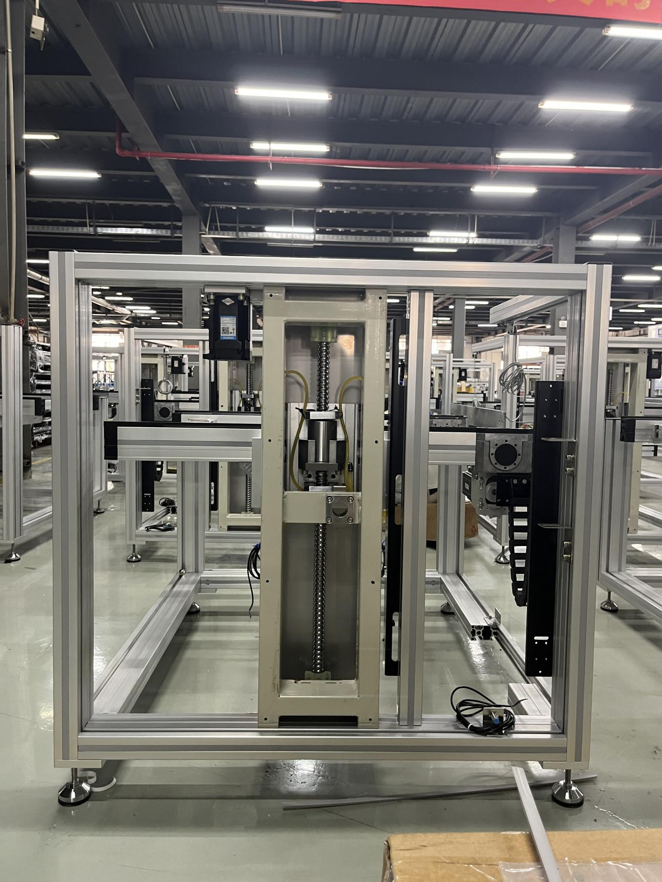 Elevators designed on demand to adapt pallet conveying to your plant Image 4-21.png